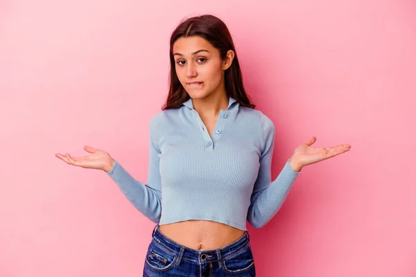 Jonge Indiaanse Vrouw Geïsoleerd Roze Achtergrond Verward Twijfelachtige Schouders Een — Stockfoto