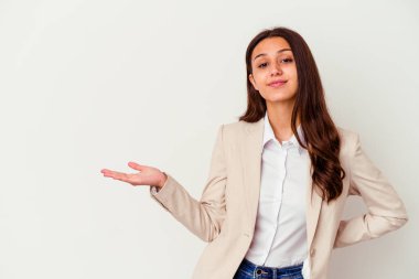 Beyaz arka planda izole edilmiş genç Hintli iş kadını bir avuç içinde fotokopi alanı ve belinde bir el daha gösteriyor..