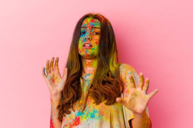 Genç Hintli kadın kutsal festivali kutluyor beyaz arka planda izole edilmiş yaklaşan tehlike nedeniyle şoka uğruyor