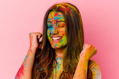 Beyaz arka planda izole edilmiş kutsal festivali kutlayan genç Hintli kadın