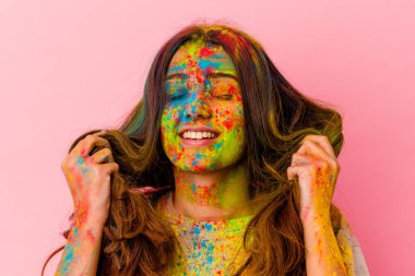 Beyaz arka planda izole edilmiş kutsal festivali kutlayan genç Hintli kadın