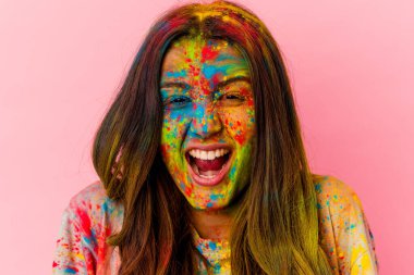 Beyaz arka planda izole edilmiş kutsal festivali kutlayan genç Hintli kadın