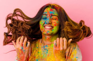 Beyaz arka planda izole edilmiş kutsal festivali kutlayan genç Hintli kadın