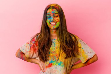 Beyaz arka planda izole edilmiş kutsal festivali kutlayan genç Hintli kadın