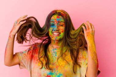 Beyaz arka planda izole edilmiş kutsal festivali kutlayan genç Hintli kadın