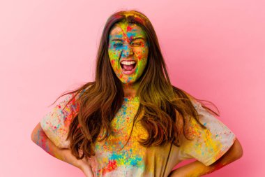 Beyaz arka planda izole edilmiş kutsal festivali kutlayan genç Hintli kadın