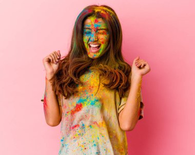 Beyaz arka planda izole edilmiş kutsal festivali kutlayan genç Hintli kadın