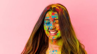 Beyaz arka planda izole edilmiş kutsal festivali kutlayan genç Hintli kadın