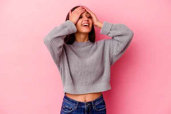 Jonge Indiaanse Vrouw Geïsoleerd Roze Achtergrond Lacht Vreugdevol Handen Het — Stockfoto