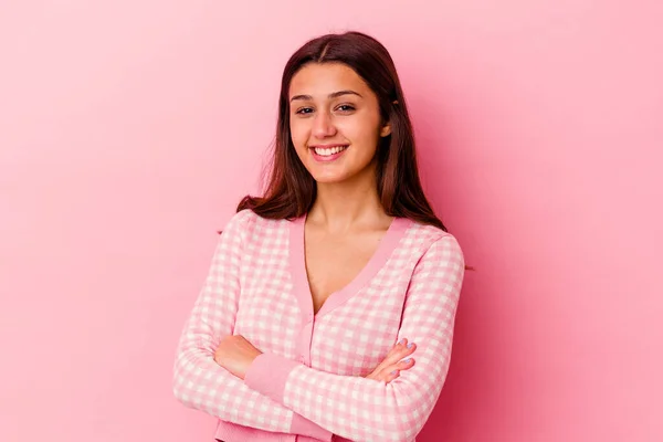 Jeune Indienne Isolée Sur Fond Rose Qui Sent Confiante Croisant — Photo