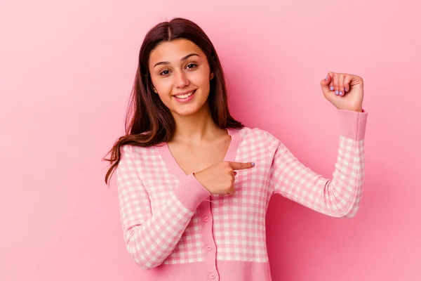 Young Indian Woman Isolated Pink Background Showing Strength Gesture Arms — Stock Photo, Image