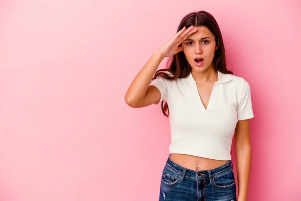 Giovane Donna Indiana Isolata Sfondo Rosa Guardando Lontano Tenendo Mano — Foto Stock