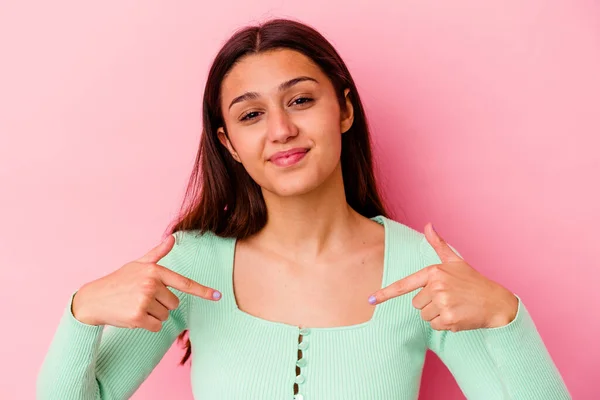 Jonge Indiaanse Vrouw Geïsoleerd Roze Achtergrond Persoon Wijzend Met Hand — Stockfoto