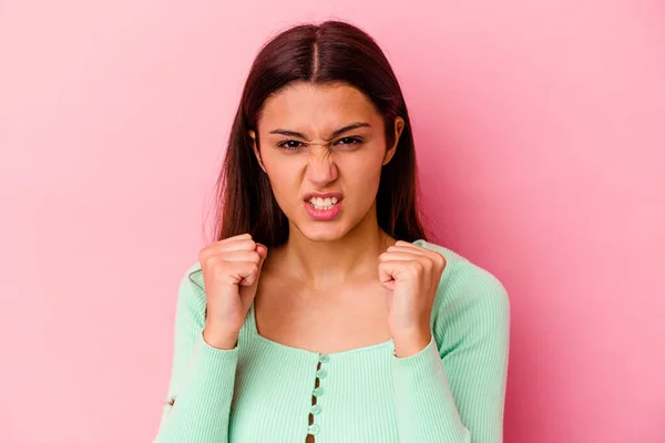 Jong Indisch Vrouw Geïsoleerd Roze Achtergrond Boos Schreeuwen Met Gespannen — Stockfoto