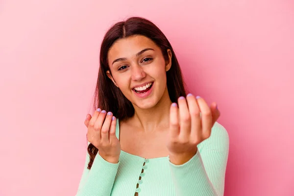 Jonge Indiaanse Vrouw Geïsoleerd Roze Achtergrond Wijzend Met Vinger Naar — Stockfoto