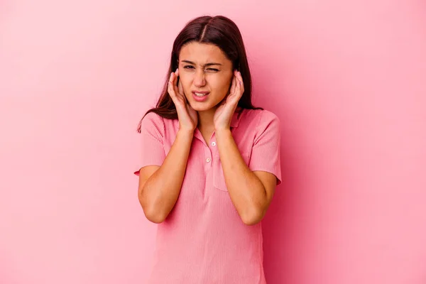 Jong Indisch Vrouw Geïsoleerd Roze Achtergrond Bedekking Oren Met Vingers — Stockfoto