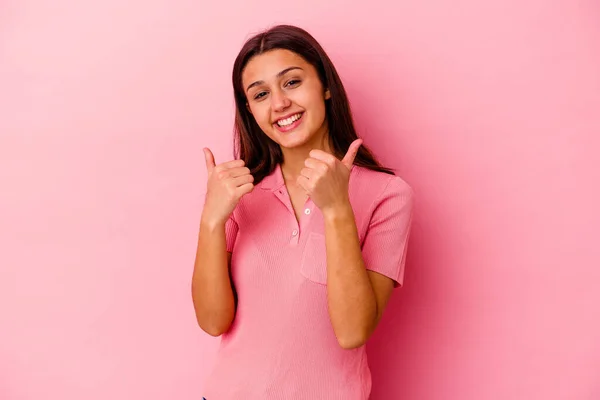Młoda Hinduska Kobieta Odizolowana Różowym Tle Podnosząc Kciuki Górę Uśmiechnięta — Zdjęcie stockowe