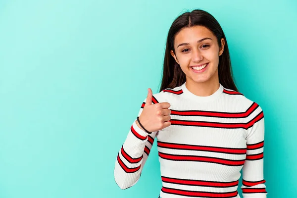 Junge Inderin Auf Blauem Hintergrund Isoliert Lächelt Und Hebt Den — Stockfoto