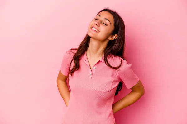 Jong Indisch Vrouw Geïsoleerd Roze Achtergrond Ontspannen Gelukkig Lachen Nek — Stockfoto