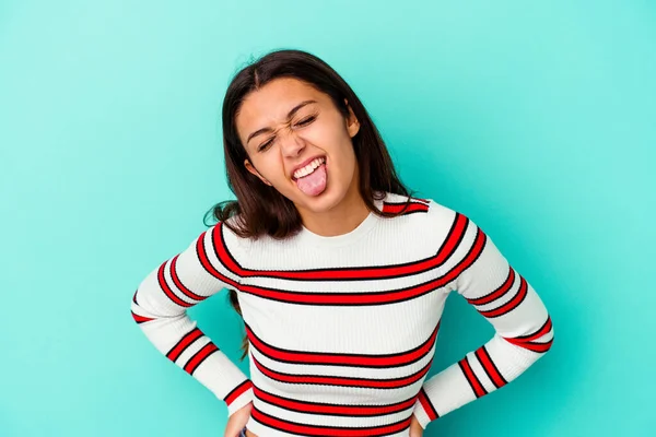 Mujer India Joven Aislada Sobre Fondo Azul Divertida Amigable Sobresaliendo — Foto de Stock