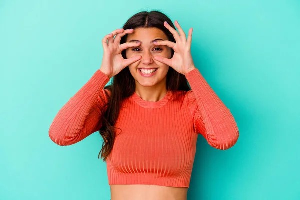 Giovane Donna Indiana Isolata Sfondo Blu Tenendo Gli Occhi Aperti — Foto Stock