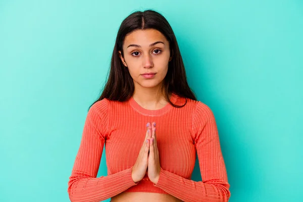 年轻的印度妇女因蓝色背景而被隔离 她在祈祷 表现出忠诚 虔诚的宗教人士在寻找神圣的灵感 — 图库照片