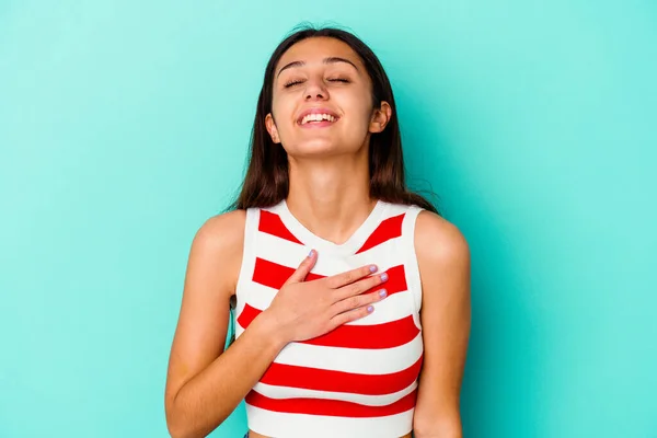 Jonge Indiaanse Vrouw Geïsoleerd Blauwe Achtergrond Lacht Uit Luid Houden — Stockfoto