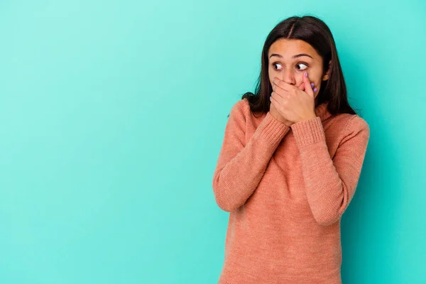 Mulher Indiana Jovem Isolado Fundo Azul Pensativo Olhando Para Espaço — Fotografia de Stock