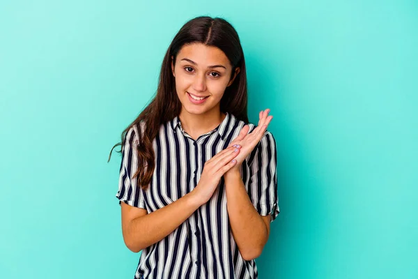 Mujer India Joven Aislada Sobre Fondo Azul Sintiéndose Enérgica Cómoda —  Fotos de Stock