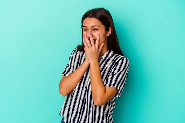 Giovane Donna Indiana Isolata Sfondo Blu Ridere Qualcosa Coprendo Bocca — Foto Stock