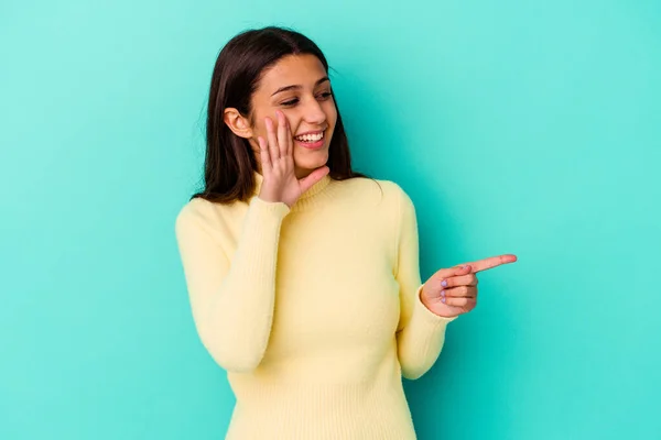 Jonge Indiaanse Vrouw Geïsoleerd Blauwe Achtergrond Die Roddelt Wijst Naar — Stockfoto