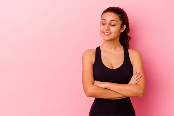 Junge Sport Indianerin Isoliert Auf Rosa Hintergrund Lächelt Selbstbewusst Mit — Stockfoto