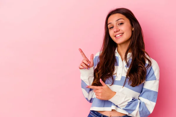 Jong Indisch Vrouw Geïsoleerd Roze Achtergrond Opgewonden Wijzend Met Wijsvingers — Stockfoto