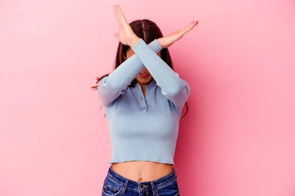 Young Indian Woman Isolated Pink Background Keeping Two Arms Crossed — Stock Photo, Image