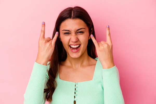 Giovane Donna Indiana Isolata Sfondo Rosa Mostrando Gesto Corna Come — Foto Stock