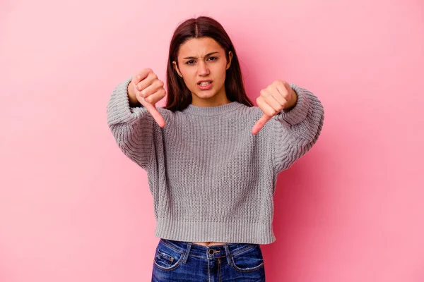 Junge Indianerin Isoliert Auf Rosa Hintergrund Zeigt Daumen Nach Unten — Stockfoto