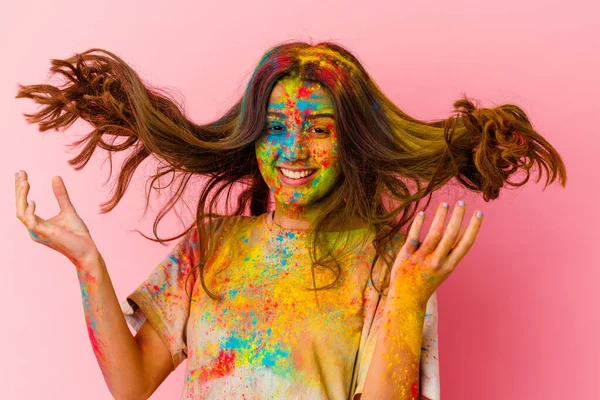 Beyaz arka planda izole edilmiş kutsal festivali kutlayan genç Hintli kadın