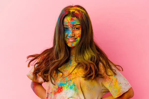 Beyaz arka planda izole edilmiş kutsal festivali kutlayan genç Hintli kadın