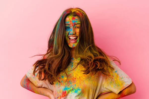 Beyaz arka planda izole edilmiş kutsal festivali kutlayan genç Hintli kadın