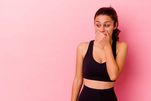 Joven Mujer India Deporte Aislado Sobre Fondo Rosa Reflexivo Mirando —  Fotos de Stock