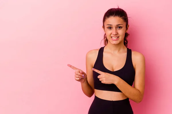 Jonge Sport Indiase Vrouw Geïsoleerd Roze Achtergrond Geschokt Wijzend Met — Stockfoto