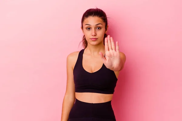 年轻的印度体育女子 背景是粉色的 双手张开 显示出停止的迹象 使你无法站立 — 图库照片