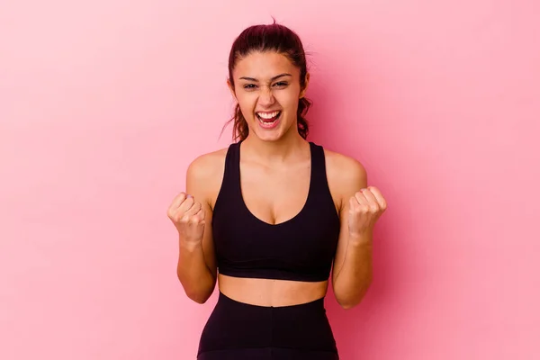 Deporte Joven Mujer India Aislada Sobre Fondo Rosa Animando Despreocupado —  Fotos de Stock