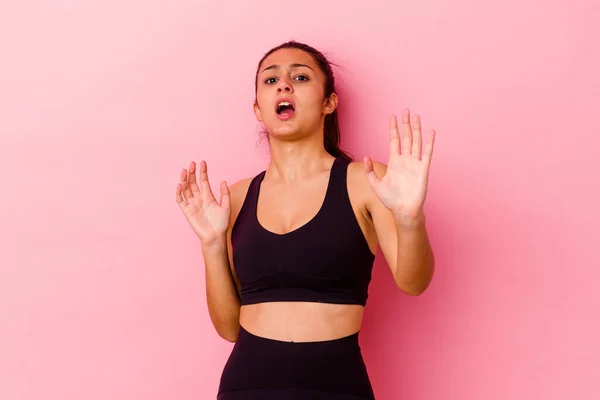 Joven Deporte Mujer India Aislada Sobre Fondo Rosa Sorprende Debido —  Fotos de Stock