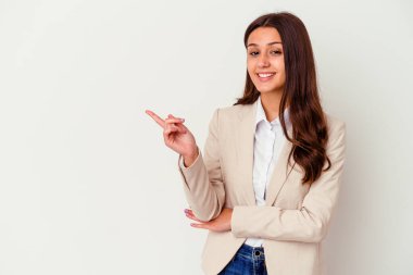 Genç Hintli iş kadını beyaz arka planda izole edilmiş, işaret parmağıyla işaret ederek gülümsüyor..