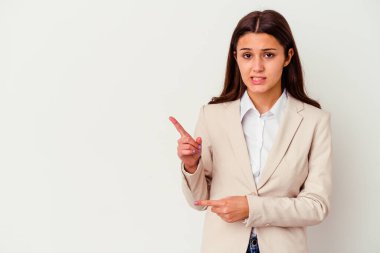 Beyaz arka planda izole edilmiş genç Hintli iş kadını işaret parmağıyla fotokopi alanını işaret ederek şok oldu..