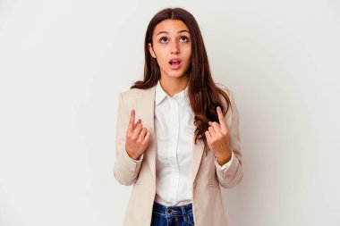 Beyaz arka planda izole edilmiş genç Hintli iş kadını ağzı açık bir şekilde yukarı işaret ediyor..