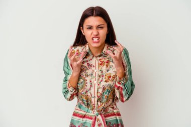 Beyaz arka planda izole edilmiş genç Hintli kadın gergin elleriyle çığlık atıyor..