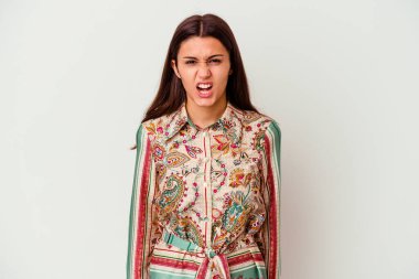 Genç Hintli kadın beyaz arka planda izole edilmiş çok kızgın ve agresif çığlık atıyor..