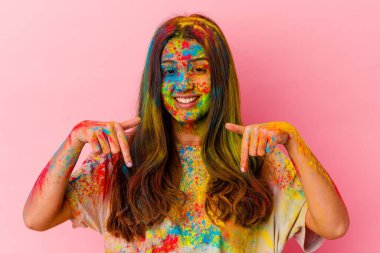 Genç Hintli kadın kutsal festivali kutluyor. Beyaz arka planda izole edilmiş. Parmakları aşağıda..